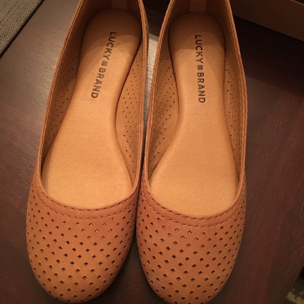 Lucky Brand Leather Flats- fit like a 6